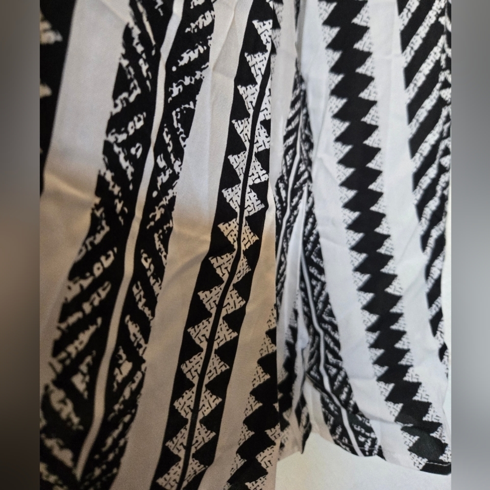 Black and White Patterned Maxi Dress. Size L - Picture 4 of 11